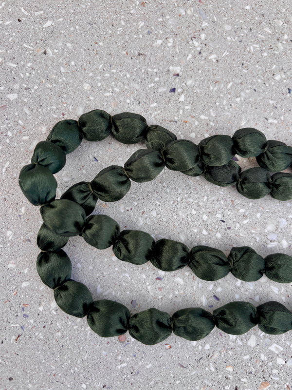 Collar bolas madera y seda