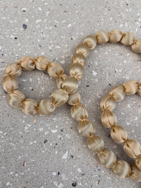 Collar bolas madera y seda