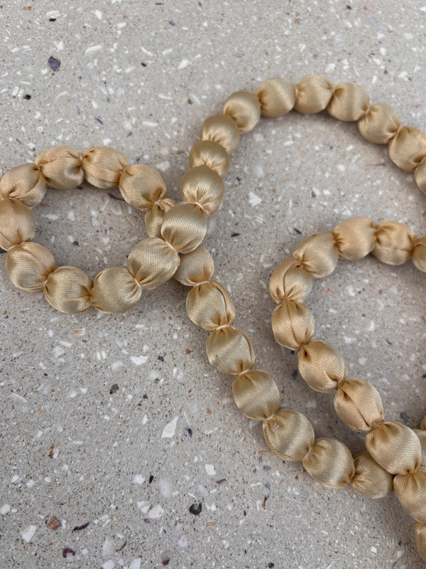 Collar bolas madera y seda
