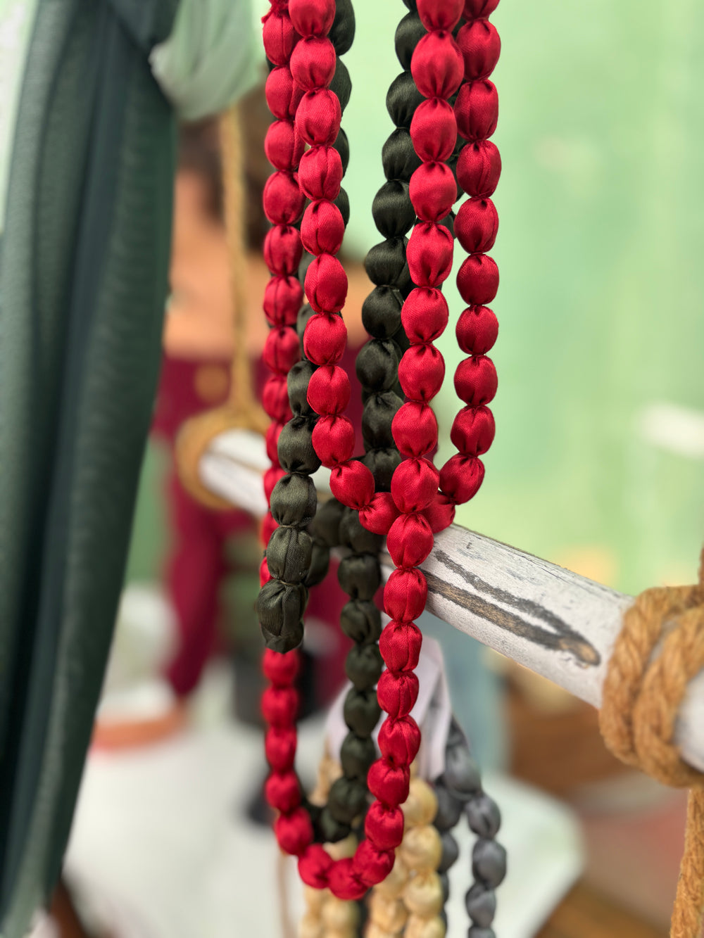 Collar bolas madera y seda